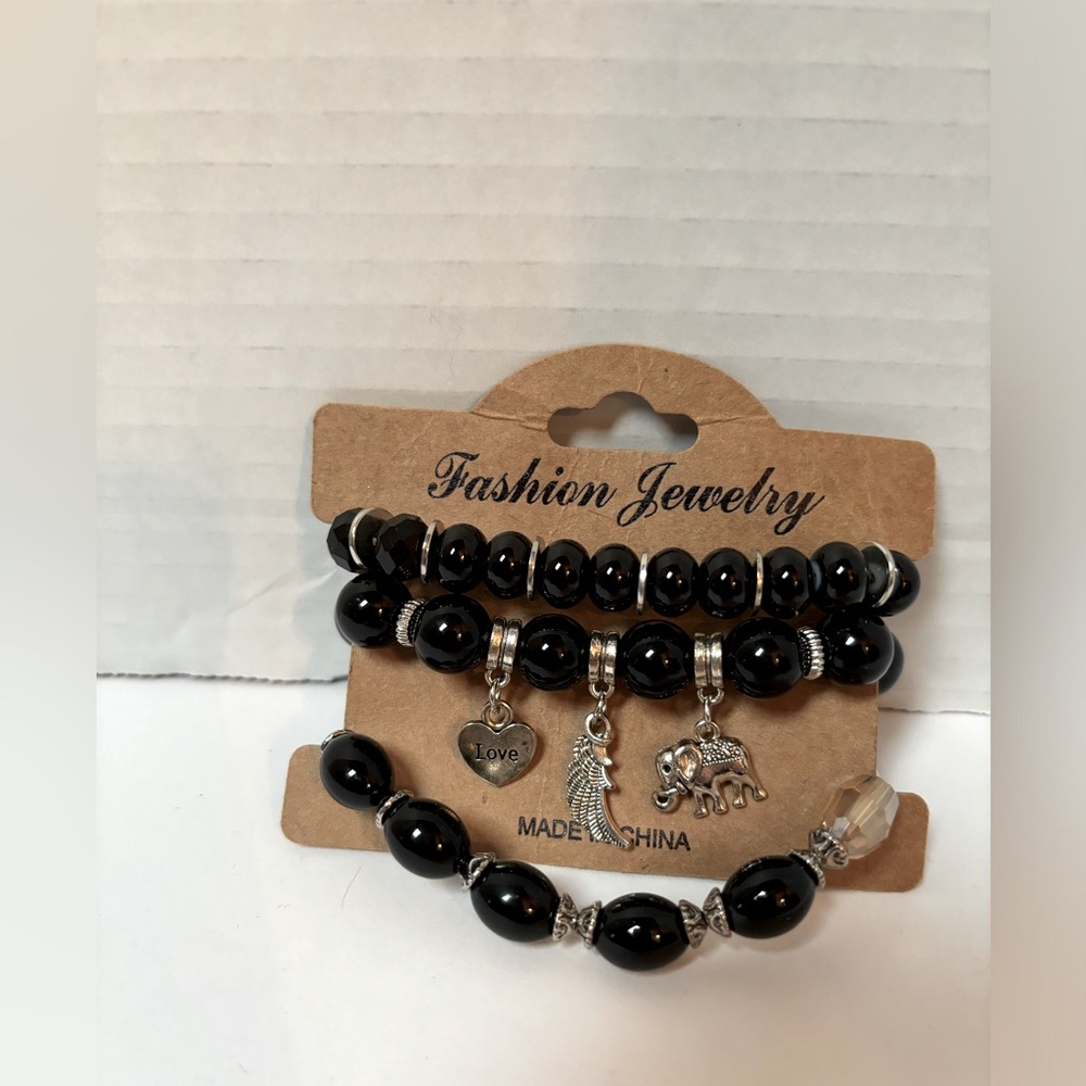 NWT WOMENS BOHO BLACK BEADED BRACELET SILVER TRIM HEART FEATHER ELEPHANT CHARMS - Picture 3 of 4